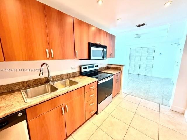 В аренду: $2,200 (1 спален, 1 ванн, 825 Квадратных фут)