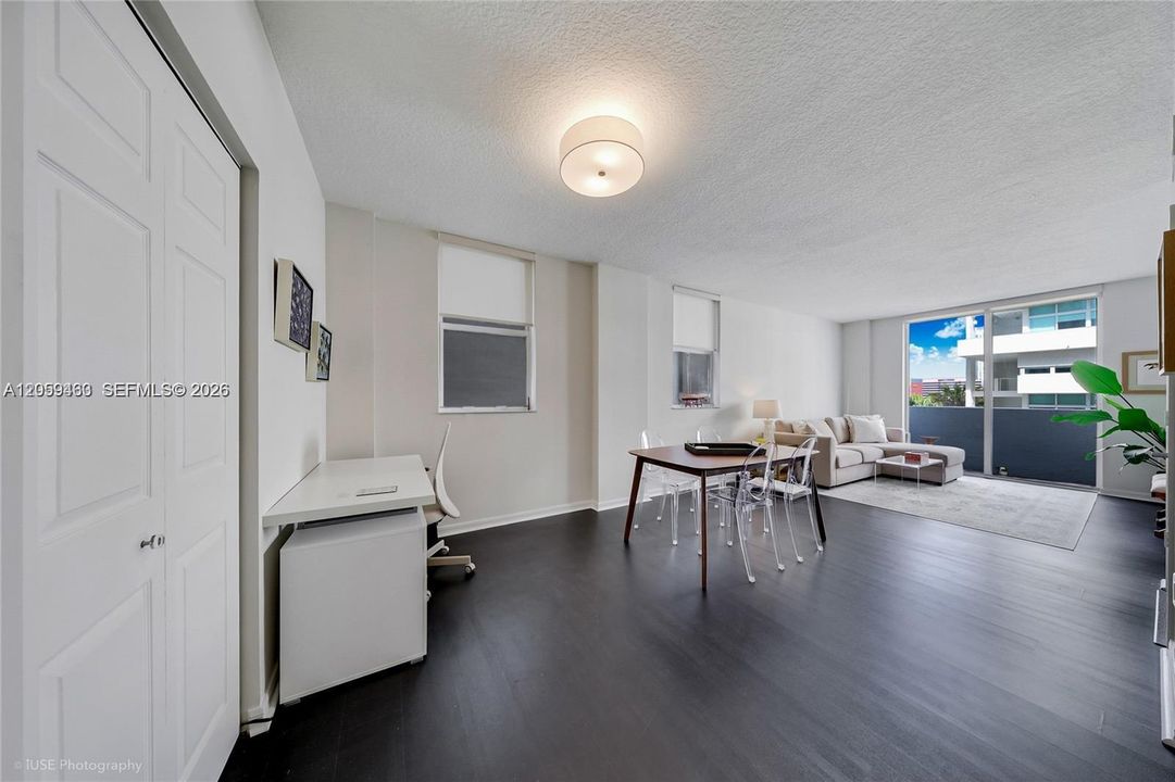 For Rent: $2,450 (1 beds, 1 baths, 731 Square Feet)