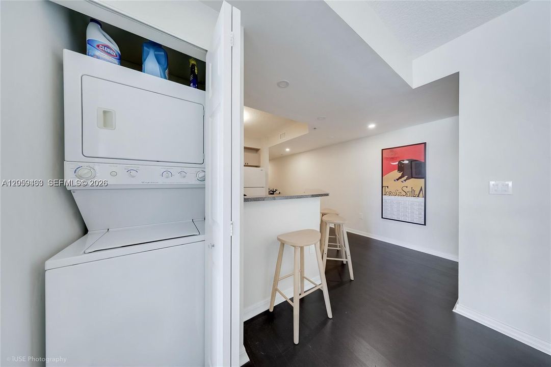 For Rent: $2,450 (1 beds, 1 baths, 731 Square Feet)
