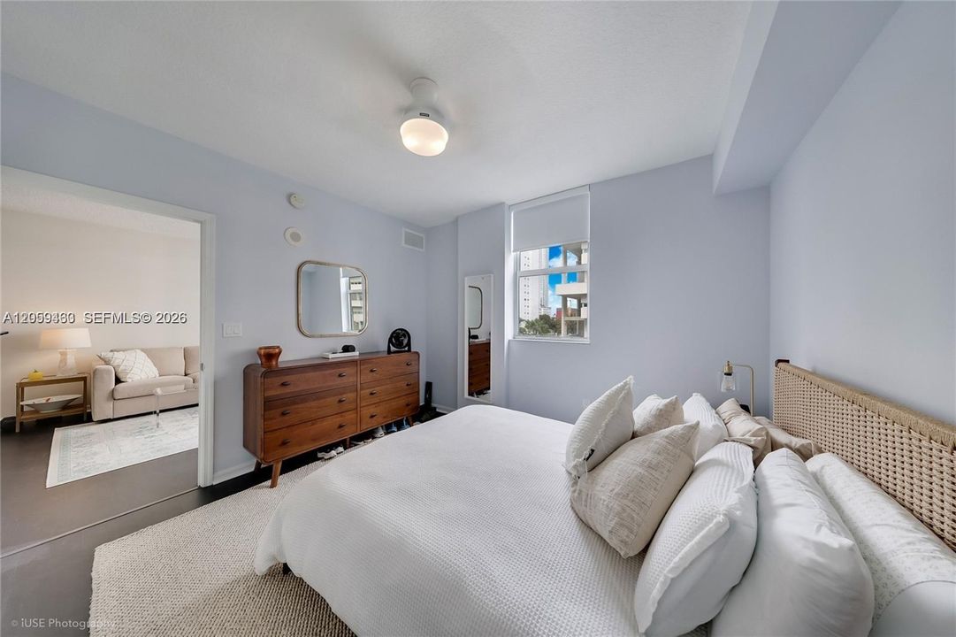 For Rent: $2,450 (1 beds, 1 baths, 731 Square Feet)