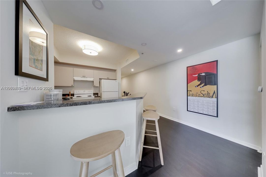 For Rent: $2,450 (1 beds, 1 baths, 731 Square Feet)