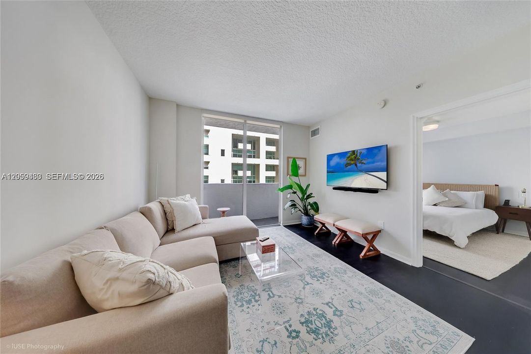 For Rent: $2,450 (1 beds, 1 baths, 731 Square Feet)