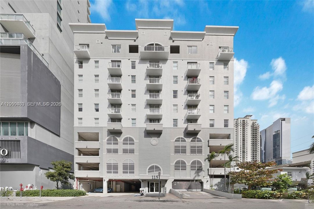 For Rent: $2,450 (1 beds, 1 baths, 731 Square Feet)