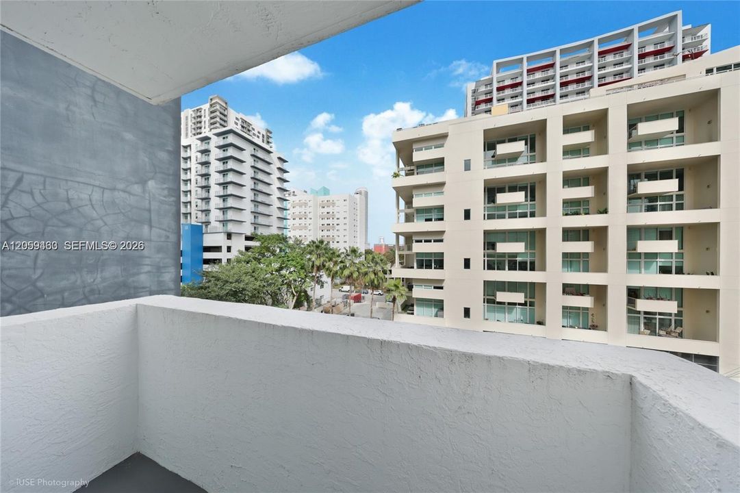 For Rent: $2,450 (1 beds, 1 baths, 731 Square Feet)