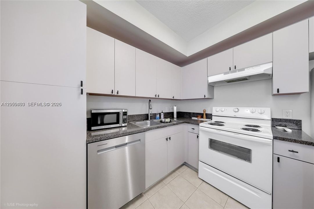 For Rent: $2,450 (1 beds, 1 baths, 731 Square Feet)