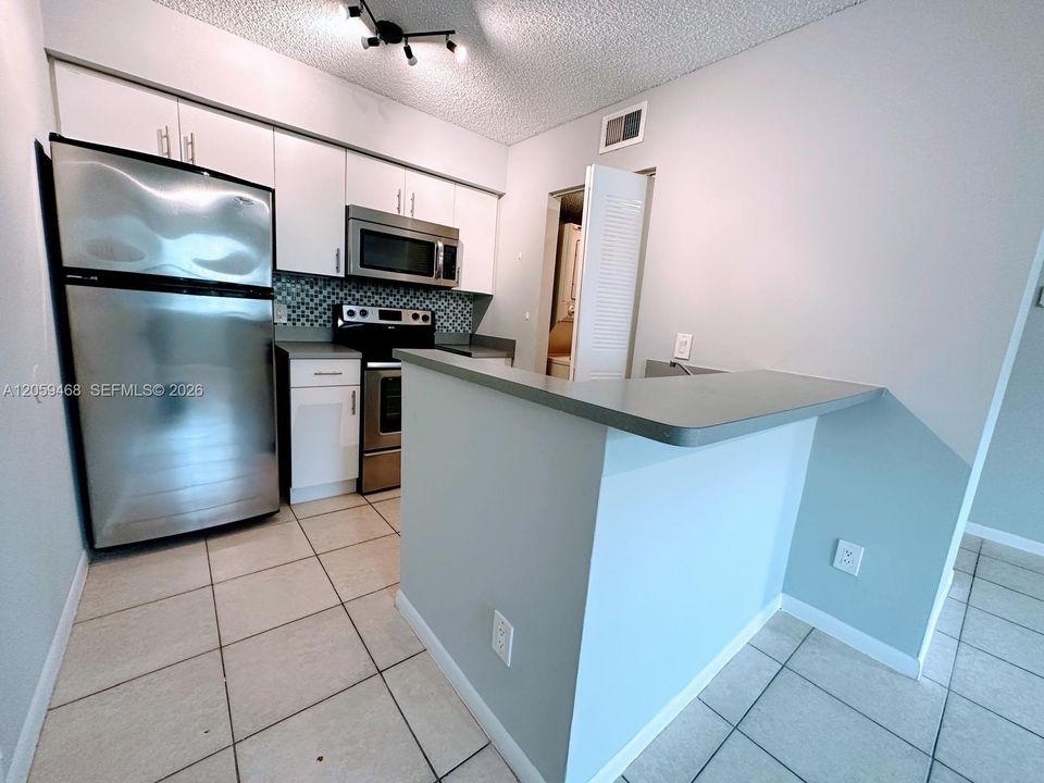 For Rent: $1,800 (1 beds, 1 baths, 650 Square Feet)