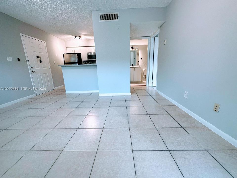 For Rent: $1,800 (1 beds, 1 baths, 650 Square Feet)