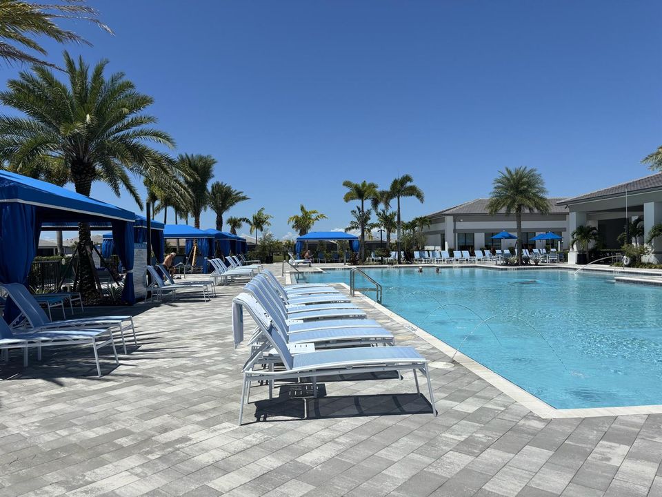 Valencia Walk Amenities