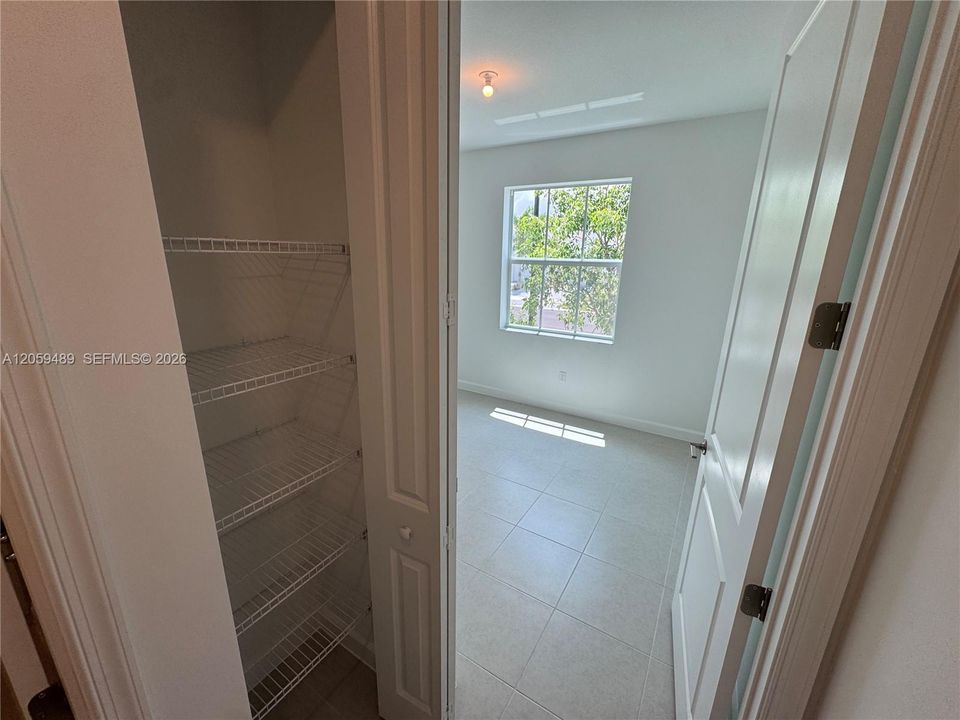 В аренду: $3,400 (3 спален, 2 ванн, 1308 Квадратных фут)