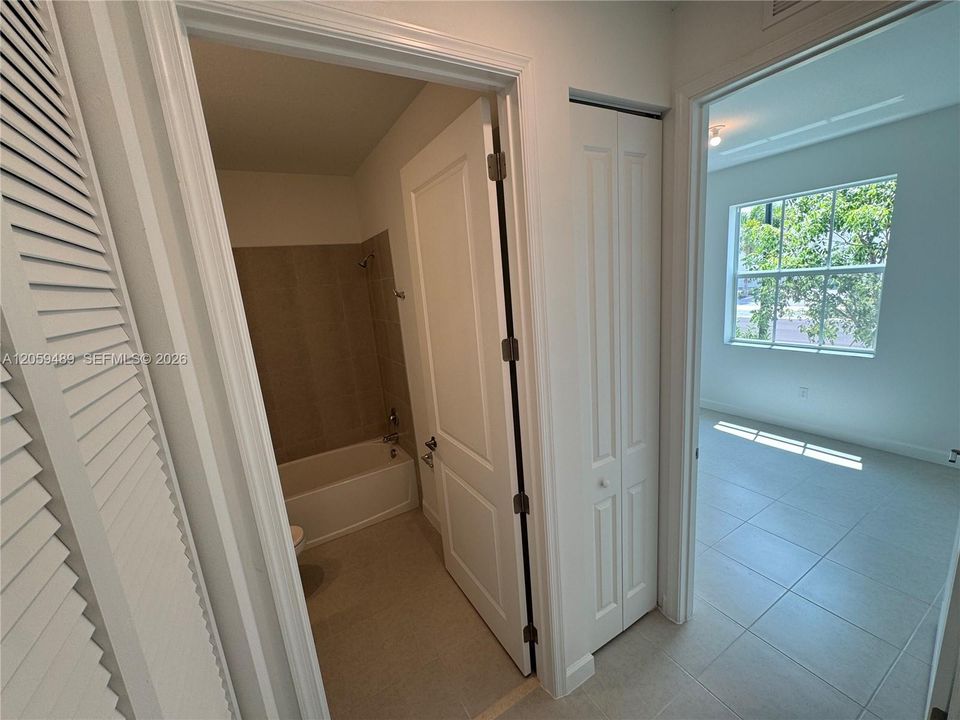 В аренду: $3,400 (3 спален, 2 ванн, 1308 Квадратных фут)