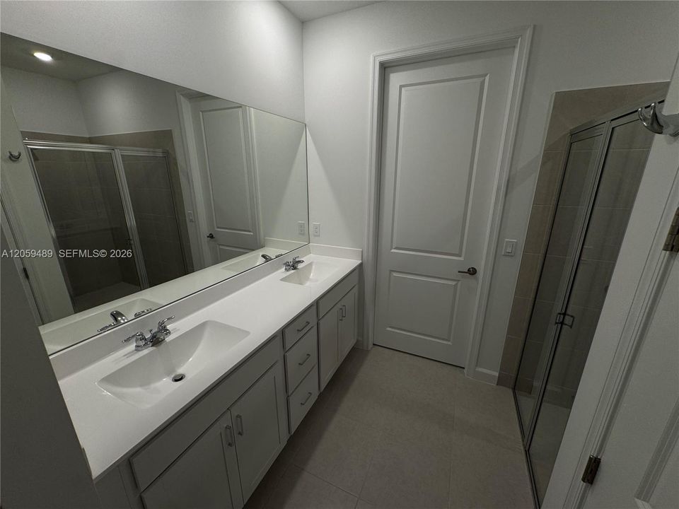 В аренду: $3,400 (3 спален, 2 ванн, 1308 Квадратных фут)