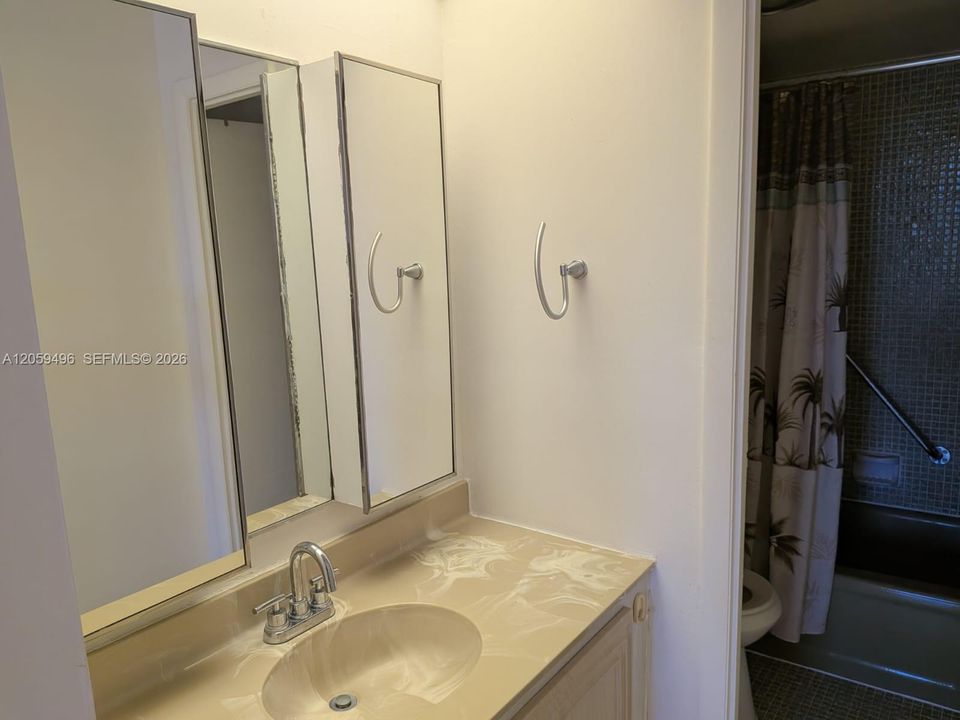 For Rent: $1,500 (1 beds, 1 baths, 780 Square Feet)