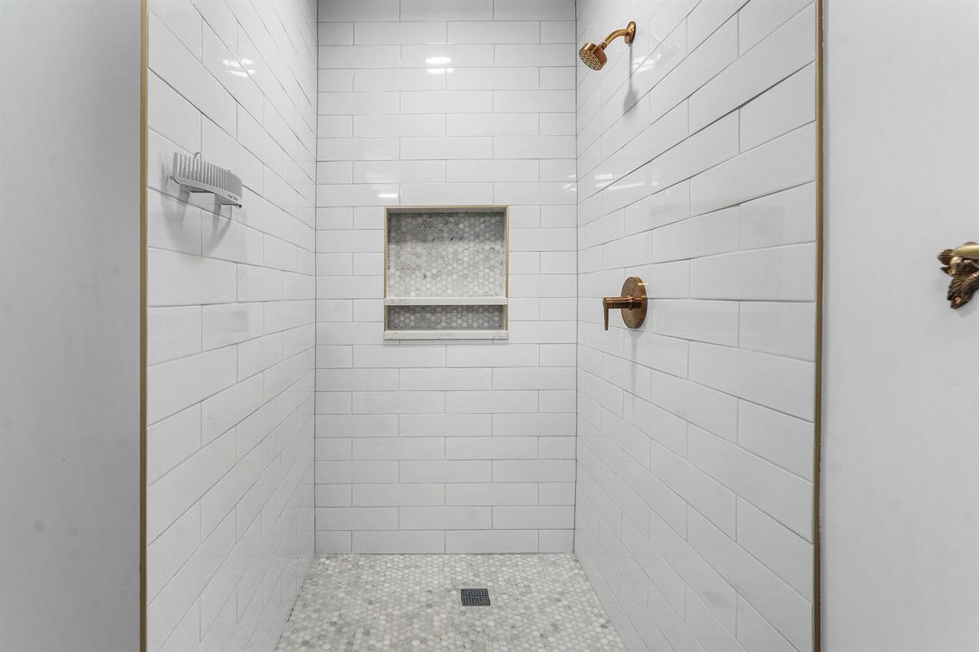 Upstairs Full Bathroom