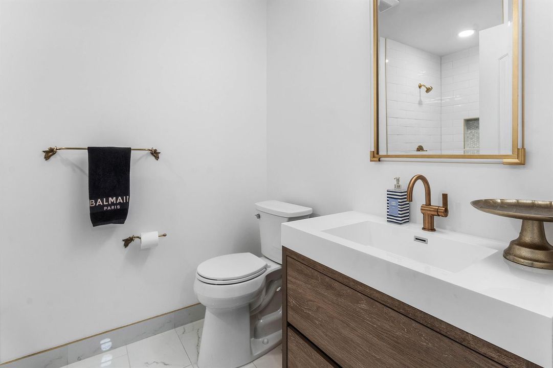 Upstairs Full Bathroom