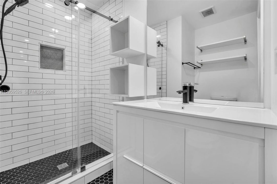 En Venta: $295,000 (2 camas, 2 baños, 687 Pies cuadrados)