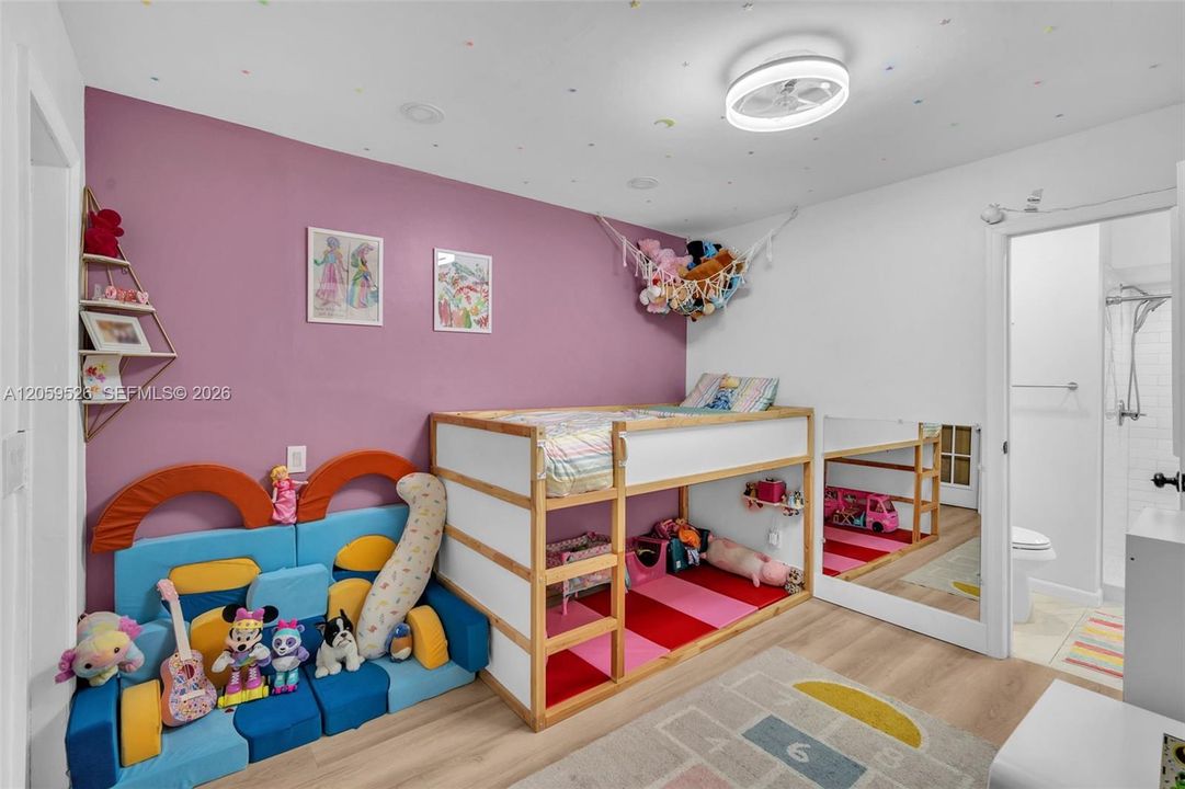 En Venta: $295,000 (2 camas, 2 baños, 687 Pies cuadrados)
