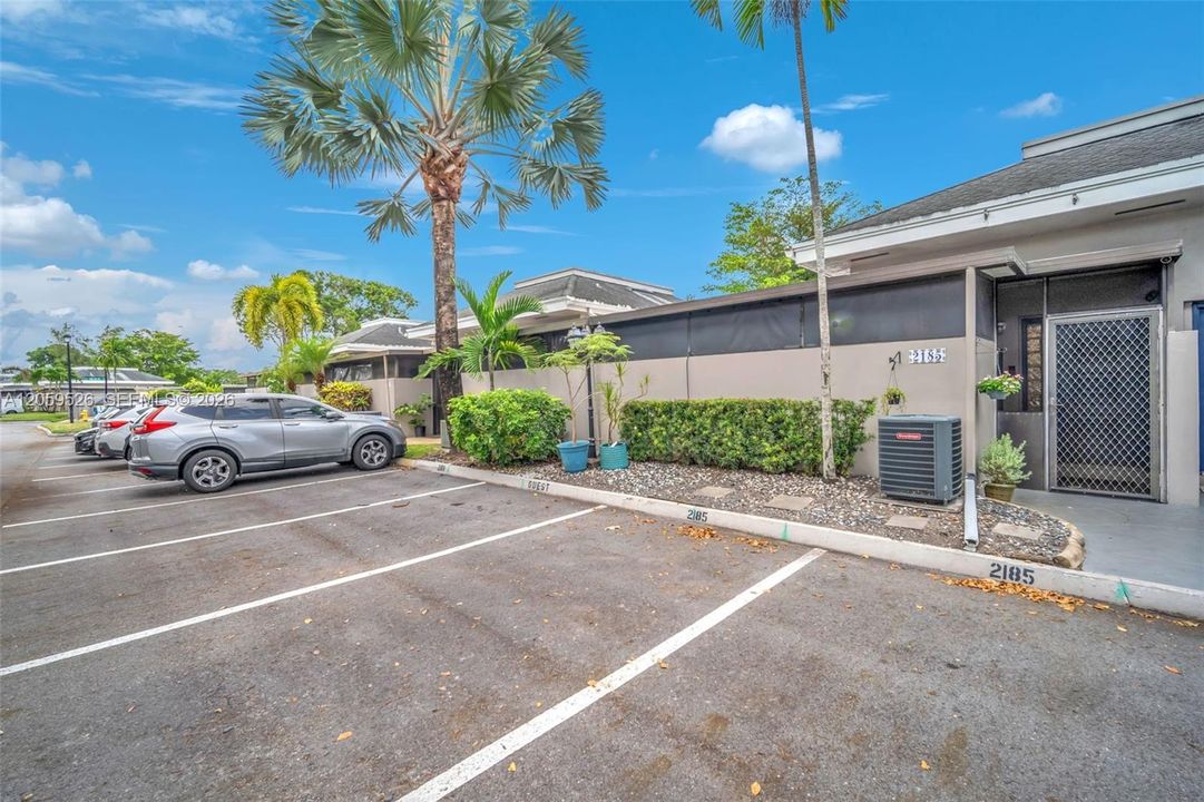 En Venta: $295,000 (2 camas, 2 baños, 687 Pies cuadrados)