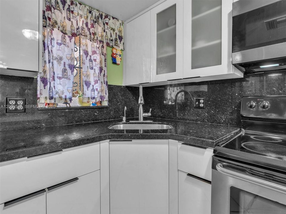 На продажу: $250,000 (2 спален, 2 ванн, 819 Квадратных фут)