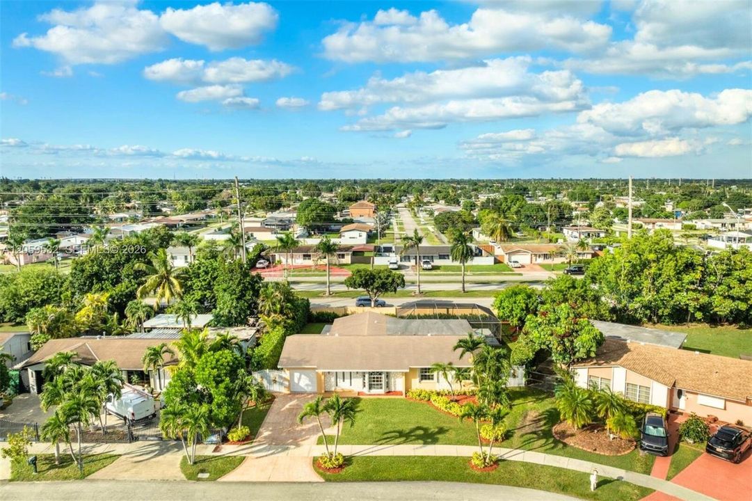 En Venta: $735,000 (4 camas, 2 baños, 2285 Pies cuadrados)