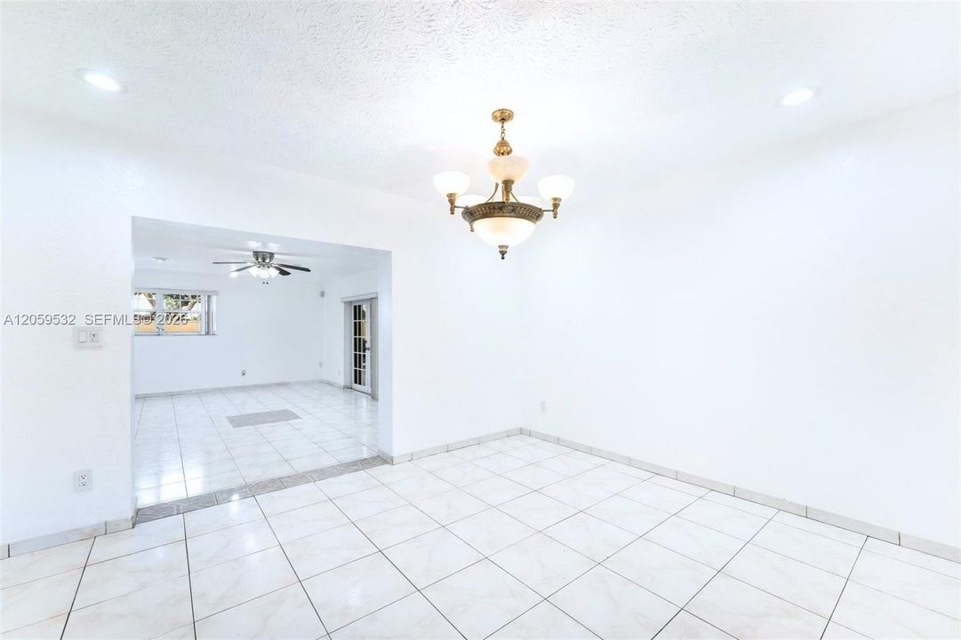 En Venta: $735,000 (4 camas, 2 baños, 2285 Pies cuadrados)