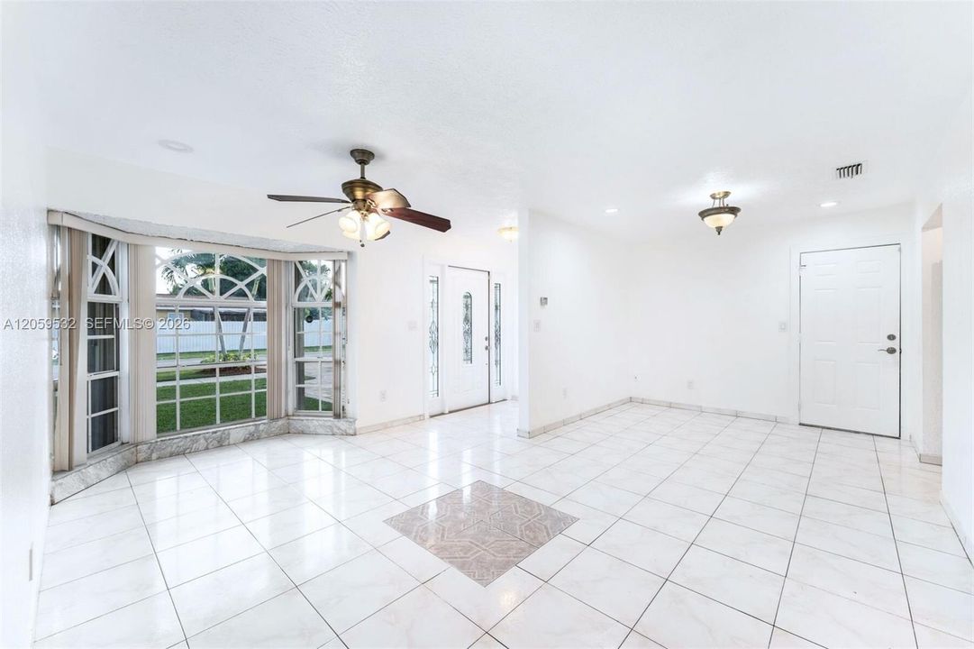En Venta: $735,000 (4 camas, 2 baños, 2285 Pies cuadrados)