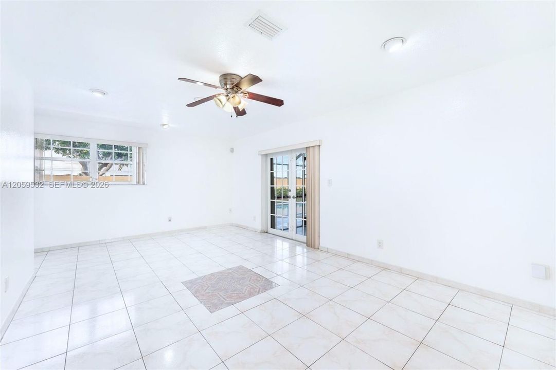 En Venta: $735,000 (4 camas, 2 baños, 2285 Pies cuadrados)