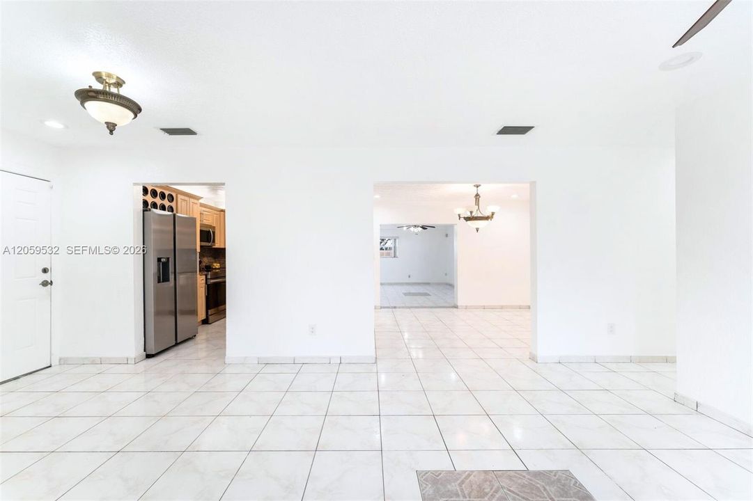 En Venta: $735,000 (4 camas, 2 baños, 2285 Pies cuadrados)