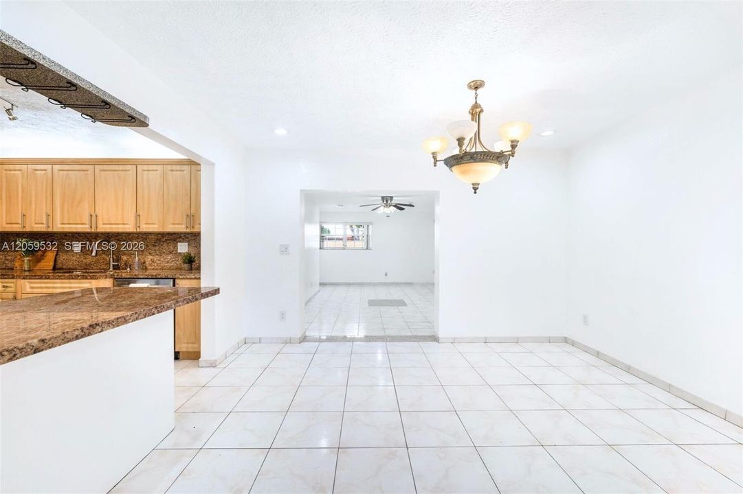 En Venta: $735,000 (4 camas, 2 baños, 2285 Pies cuadrados)