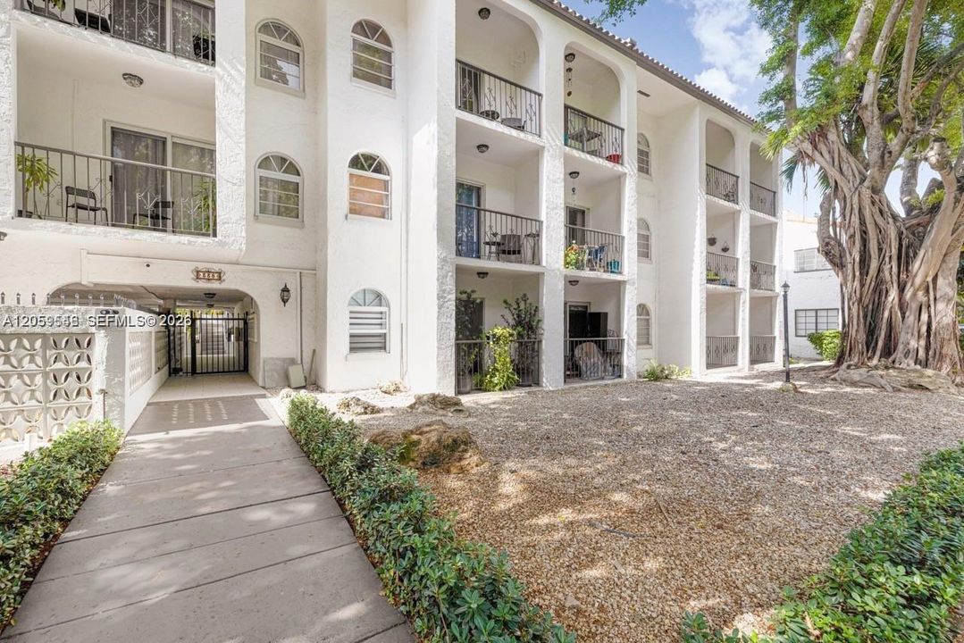 For Sale: $519,900 (2 beds, 2 baths, 1087 Square Feet)