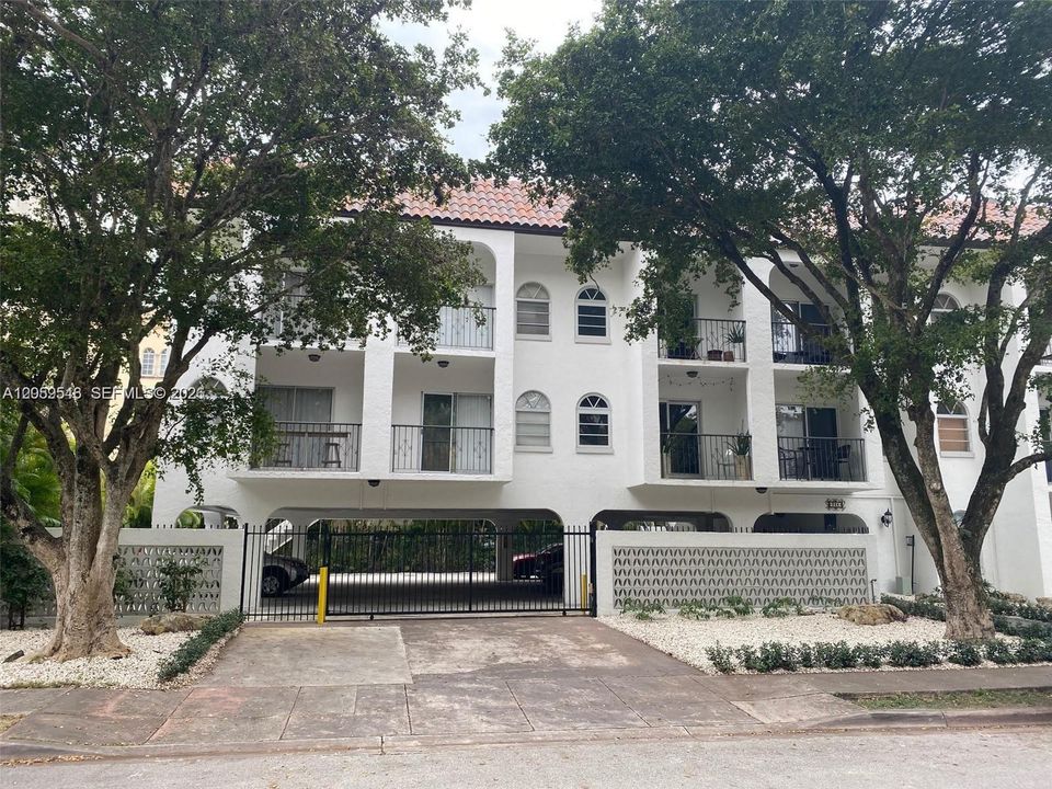 For Sale: $519,900 (2 beds, 2 baths, 1087 Square Feet)