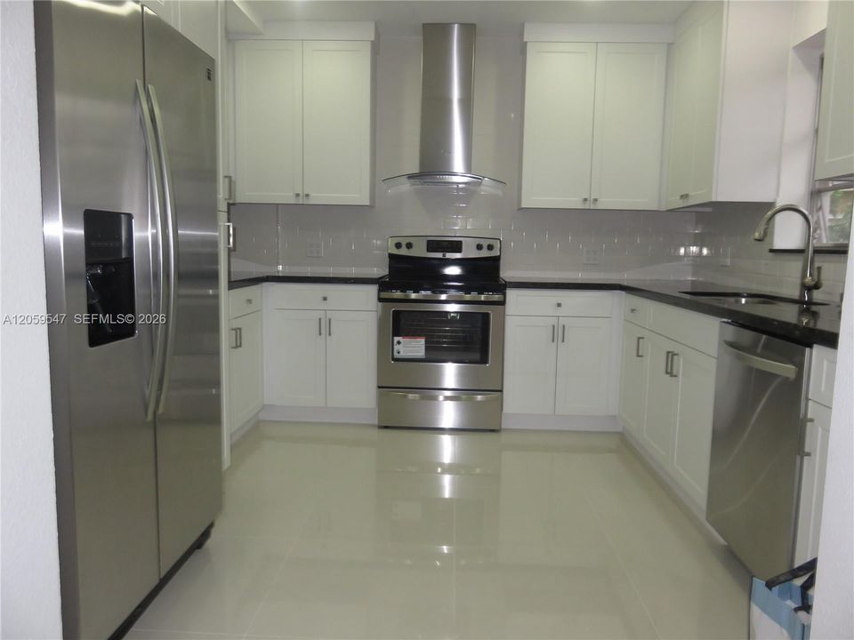 В аренду: $4,500 (3 спален, 2 ванн, 1764 Квадратных фут)
