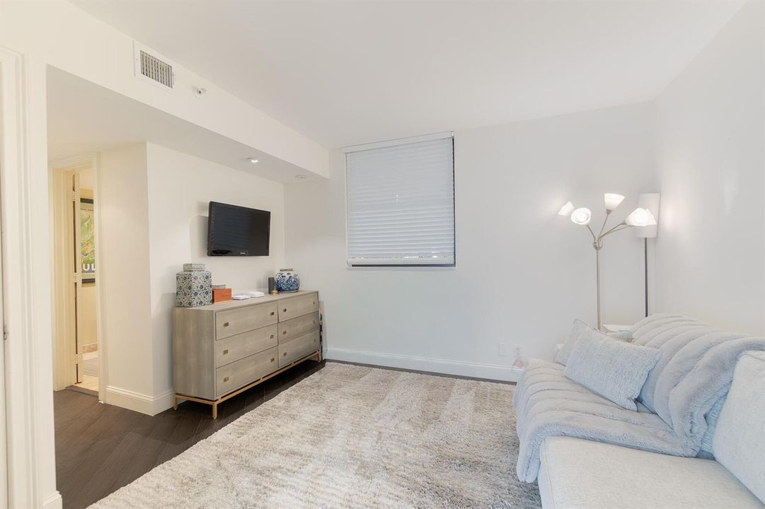 office/3rd bedroom