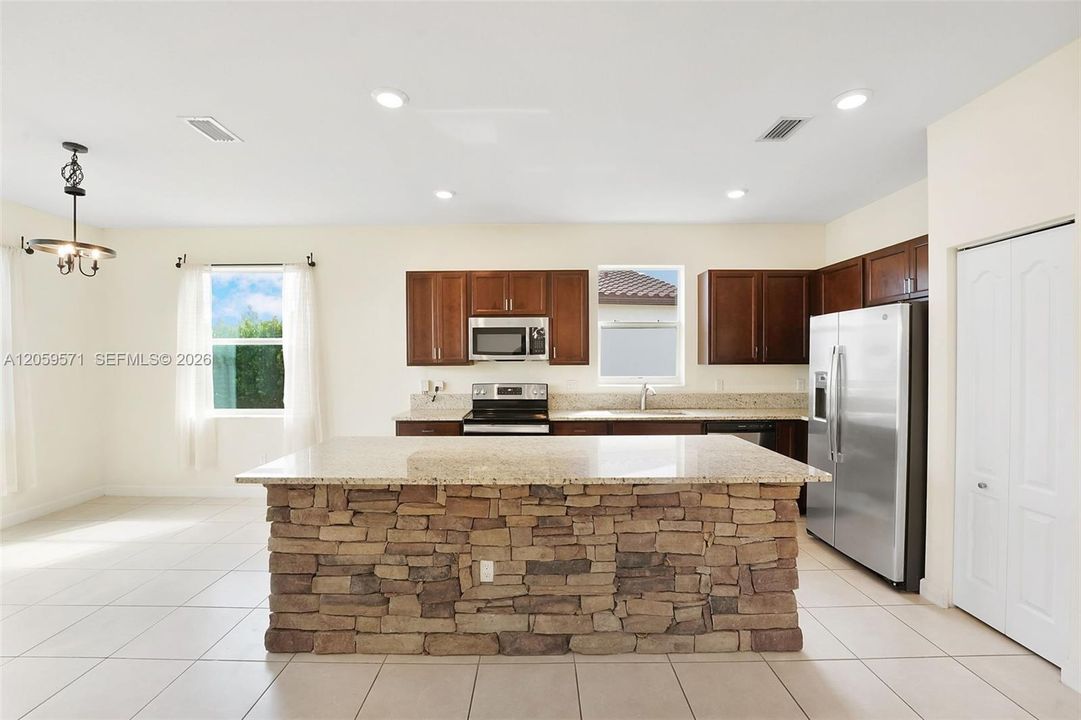For Sale: $380,000 (3 beds, 2 baths, 1649 Square Feet)