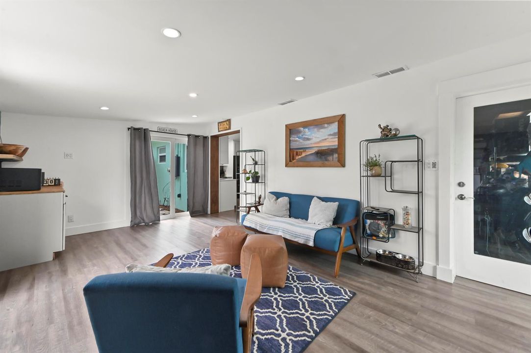 29 Family Room 01