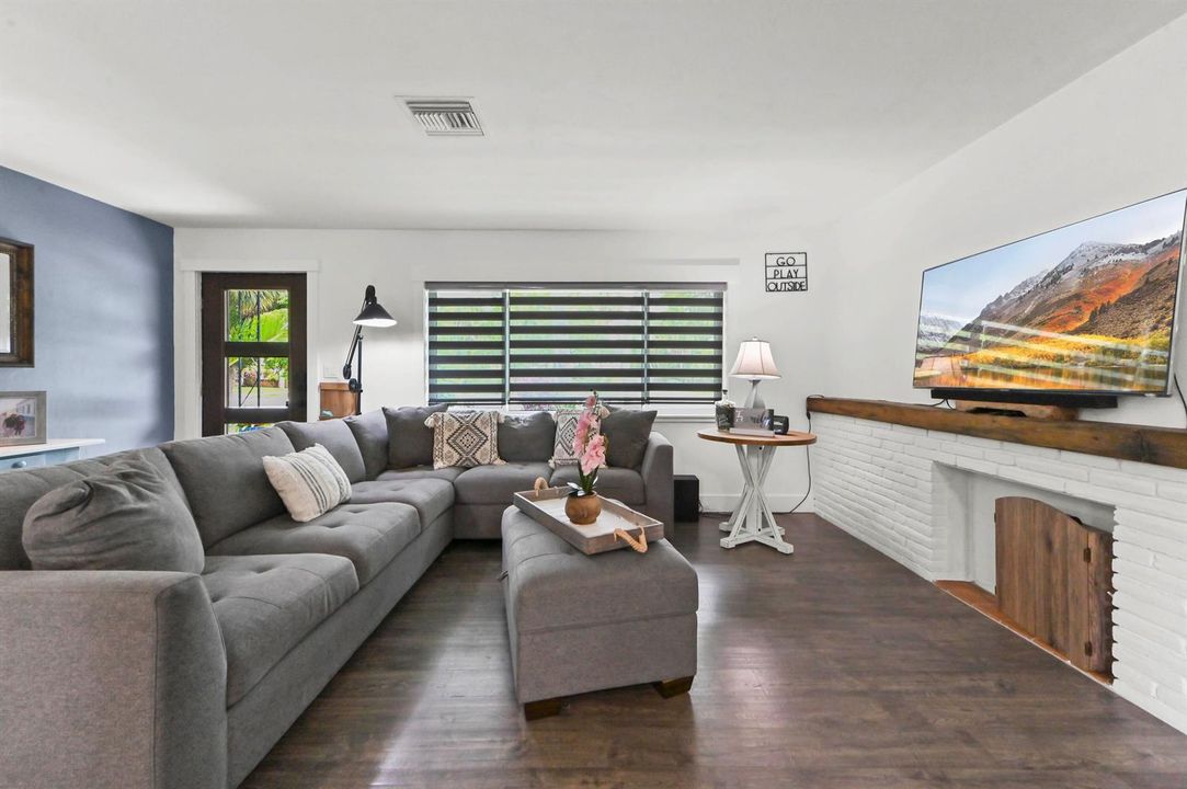 10 Living Room 06