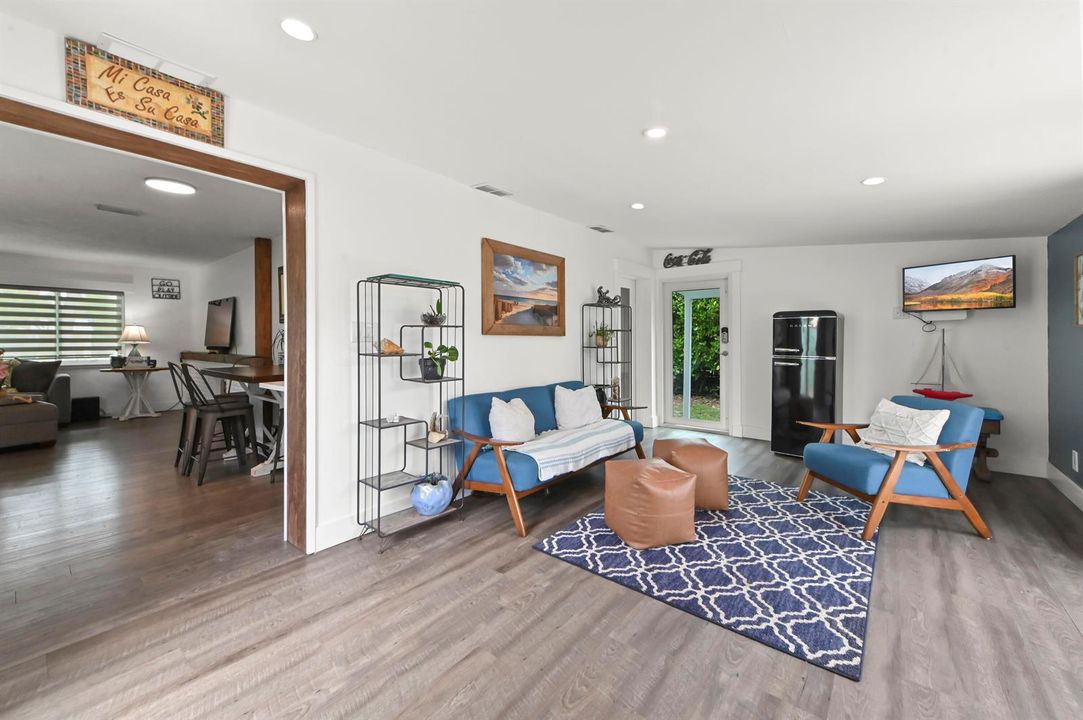 30 Family Room 02