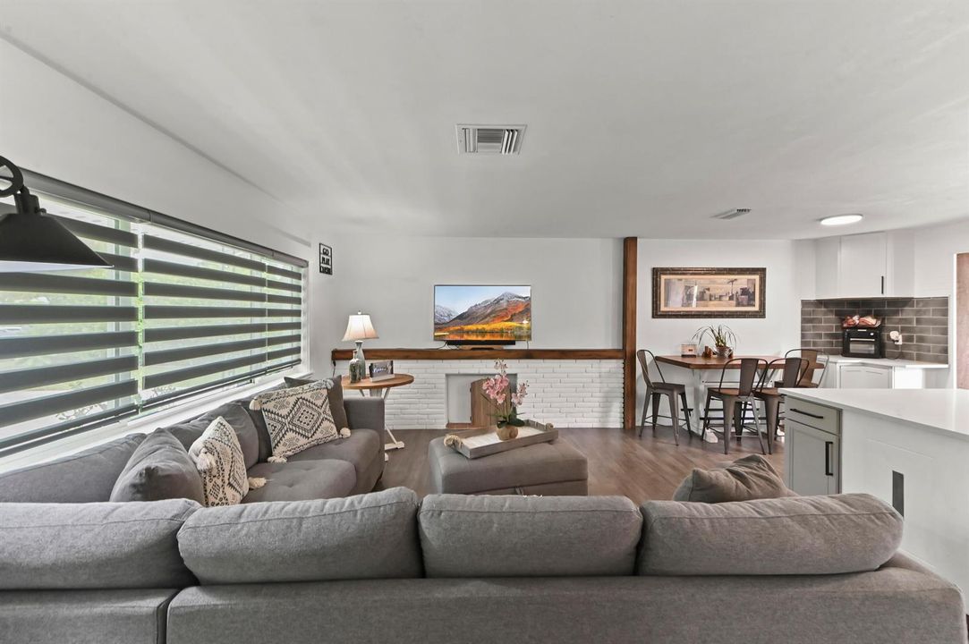 05 Living Room 01