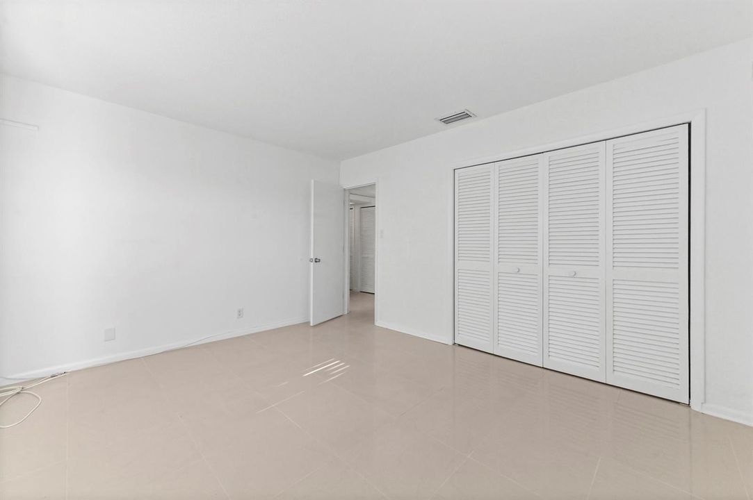 17 Bedroom 02
