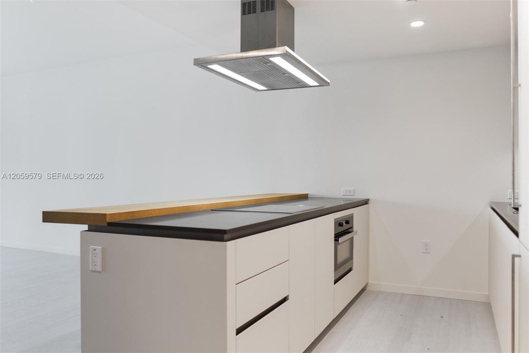 В аренду: $5,000 (1 спален, 1 ванн, 906 Квадратных фут)