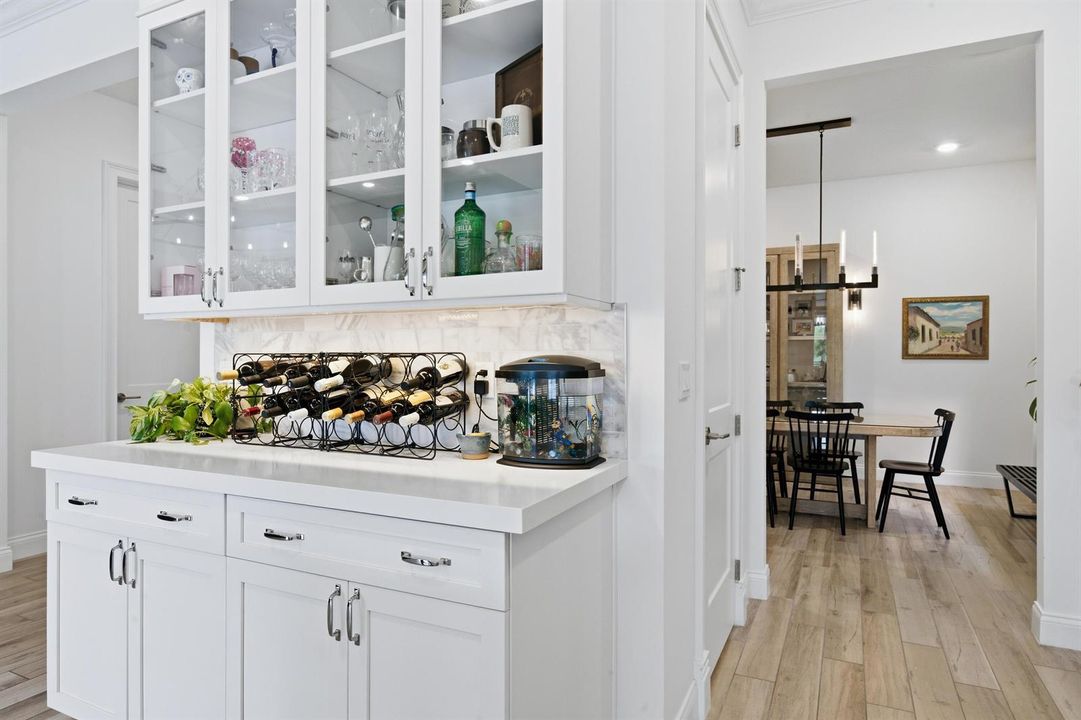KITCHEN BAR