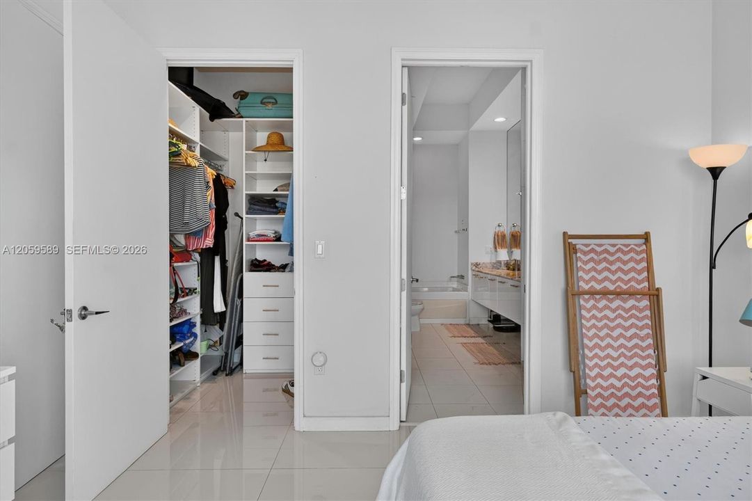 For Sale: $650,000 (1 beds, 1 baths, 806 Square Feet)