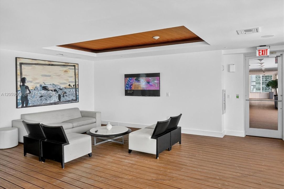 For Sale: $650,000 (1 beds, 1 baths, 806 Square Feet)