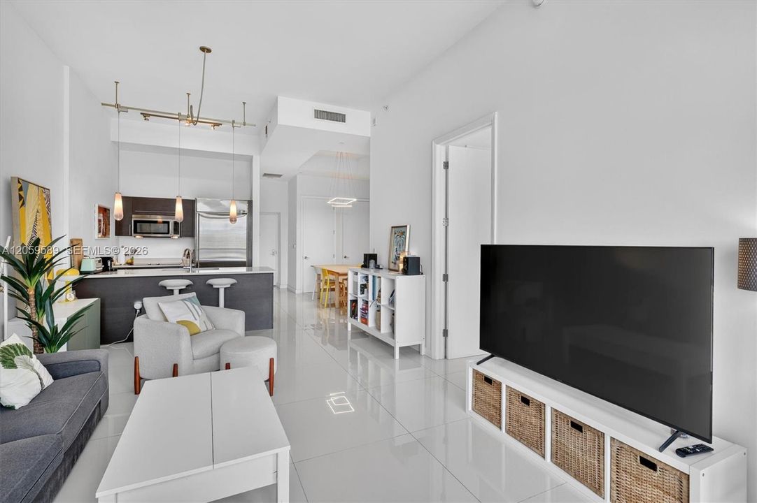 For Sale: $650,000 (1 beds, 1 baths, 806 Square Feet)