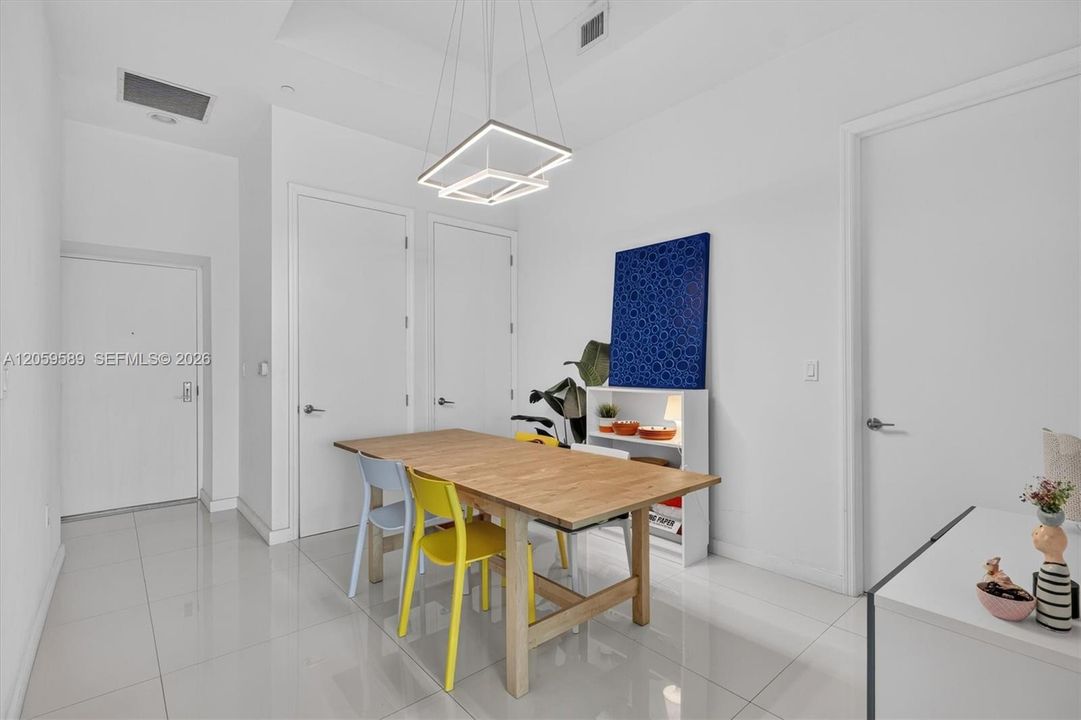 For Sale: $650,000 (1 beds, 1 baths, 806 Square Feet)