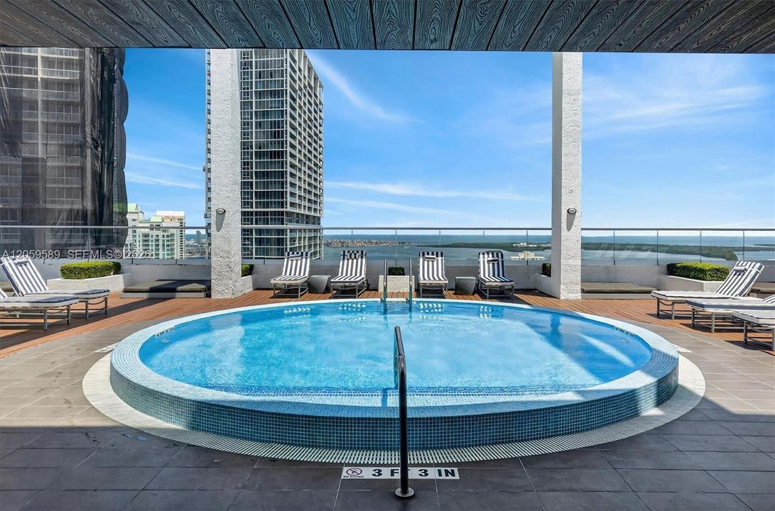 For Sale: $650,000 (1 beds, 1 baths, 806 Square Feet)
