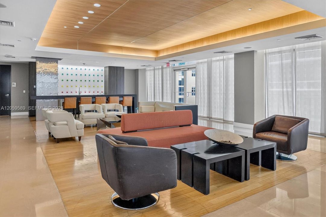 For Sale: $650,000 (1 beds, 1 baths, 806 Square Feet)