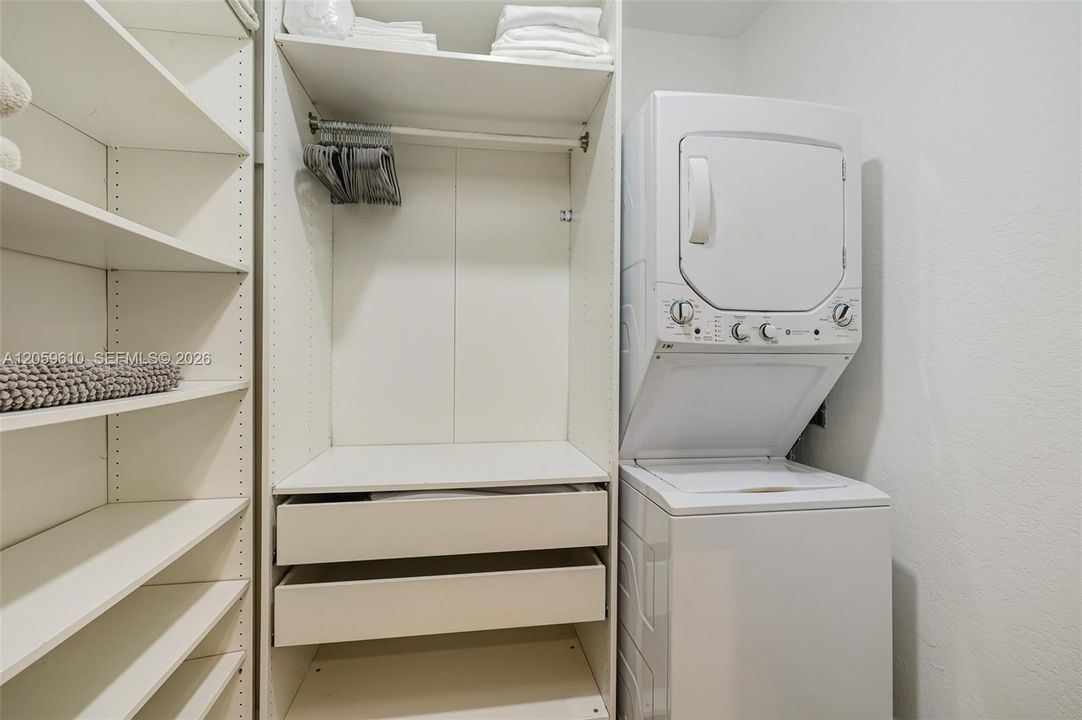 В аренду: $3,990 (2 спален, 2 ванн, 940 Квадратных фут)