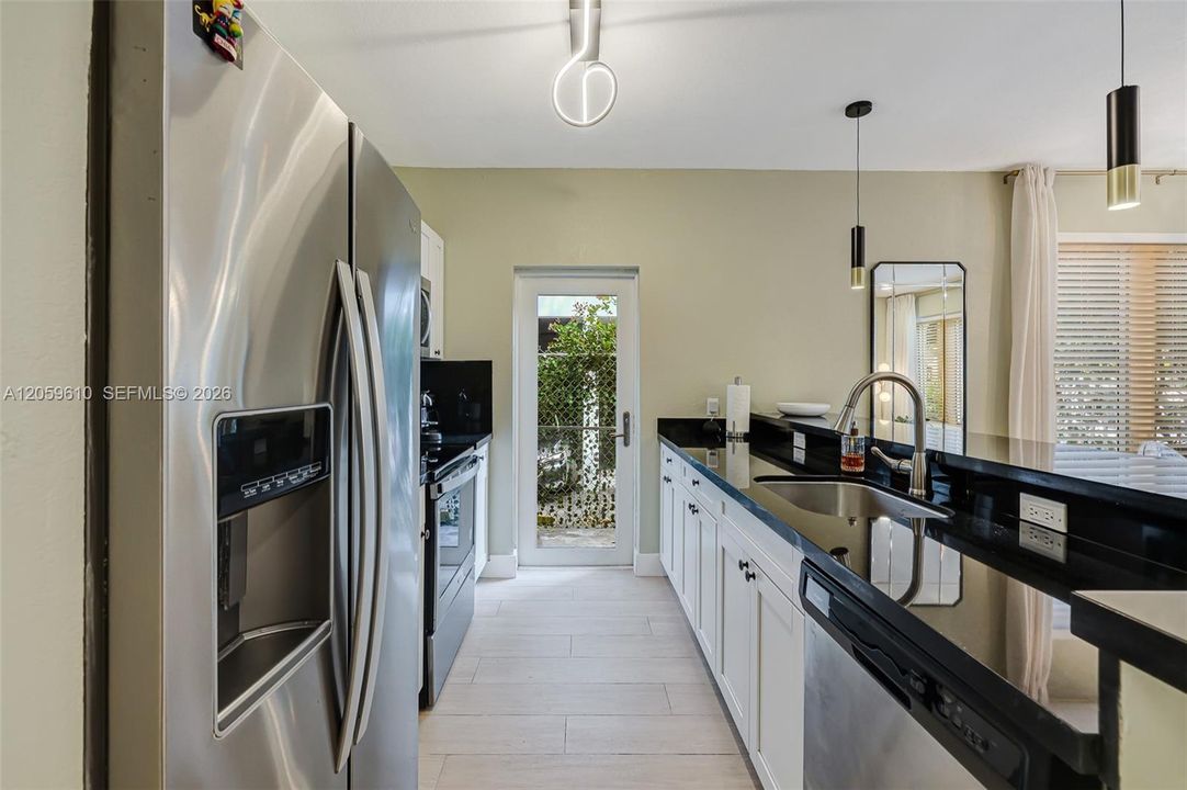 В аренду: $3,990 (2 спален, 2 ванн, 940 Квадратных фут)
