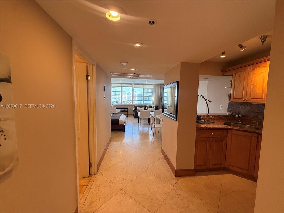 For Rent: $2,800 (0 beds, 1 baths, 565 Square Feet)