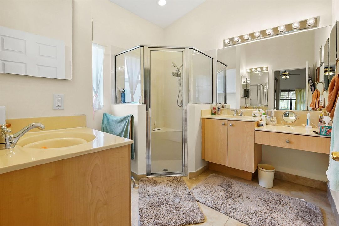 19 Bathroom 02